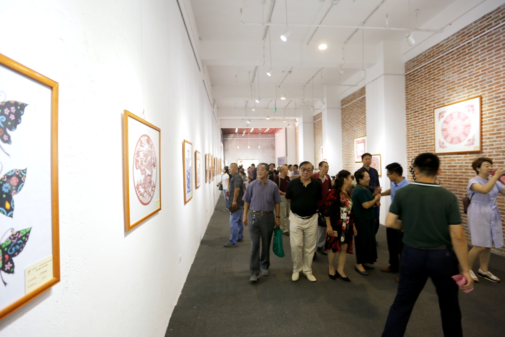 “紅色記憶”剪紙展亮相星工坊·中國工業(yè)藝術(shù)館 “紅色記憶”剪紙展亮相星工坊·中國工業(yè)藝術(shù)館