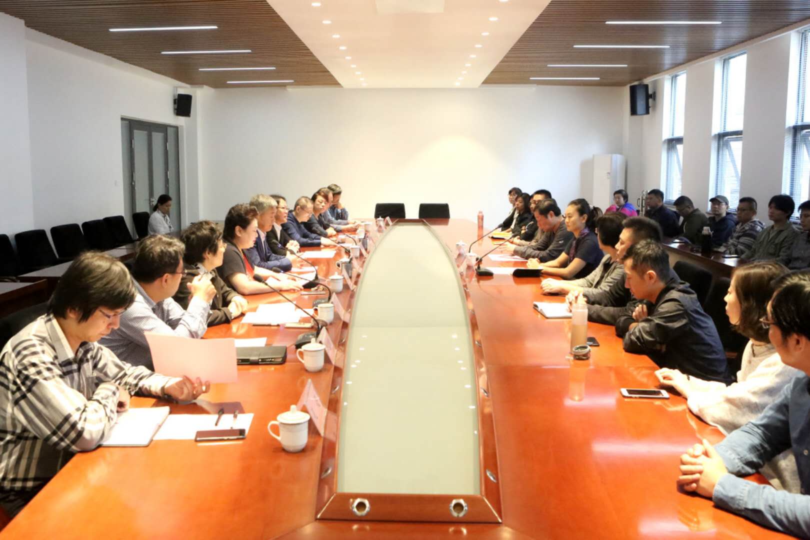 集團(tuán)與山藝聯(lián)合辦學(xué)新進(jìn)展:電影學(xué)院新聘院長(zhǎng)書記到崗上任 集團(tuán)與山藝聯(lián)合辦學(xué)新進(jìn)展:電影學(xué)院新聘院長(zhǎng)書記到崗上任