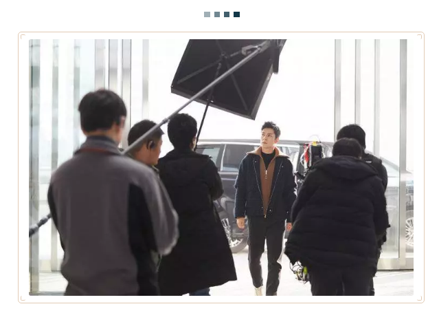 探班網(wǎng)劇《走起！我的天才街坊》 韓東君牽手彭小苒開啟甜虐模式