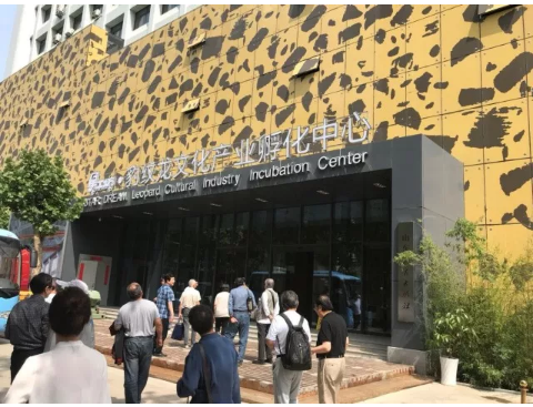 山影集團退休干部一行參觀星工坊 山影集團退休干部一行參觀星工坊