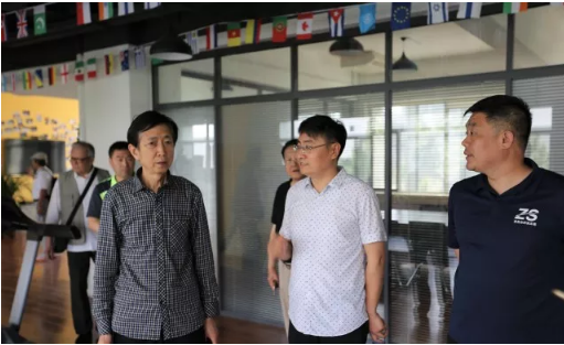 山影集團退休干部一行參觀星工坊 山影集團退休干部一行參觀星工坊