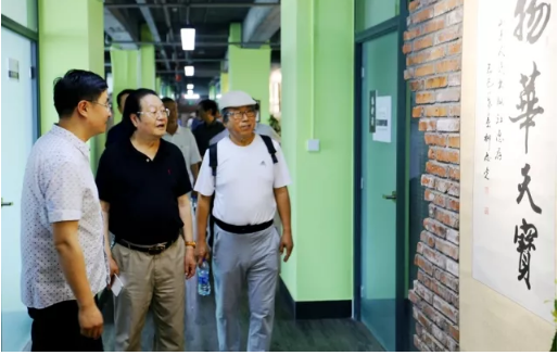 山影集團退休干部一行參觀星工坊 山影集團退休干部一行參觀星工坊